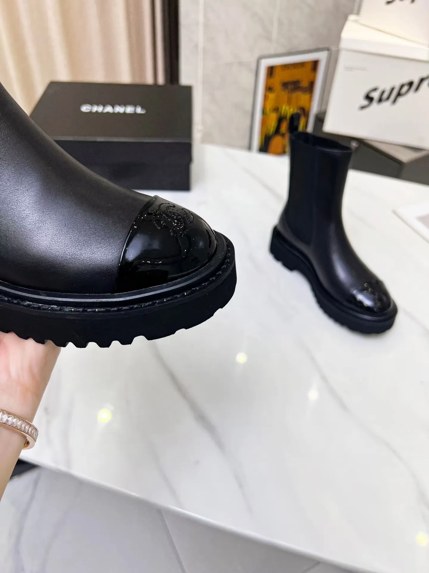 👟👟Ex-factory price 560👟👟 Autumn and winter new Chanel Chanel ankle boots original model opening✅ Elastic design on both sides, super easy to put on and take off, toe logo electric embroidery Fabric: cowhide🐂 Lining/foot pad: cowhide Foam outsole Color: black Code number: 34-41 (34, 41 need to be customized) Packing: cloth bag card